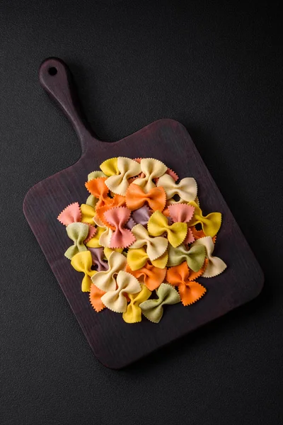 Rohe Farfalle Pasta Verschiedenen Farben Auf Dunklem Betongrund Vorbereitung Auf — Stockfoto