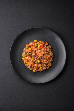 Lezzetli sebze salatası konserve ton balığı ve Meksika sebzesi karışımı koyu beton arka planda.