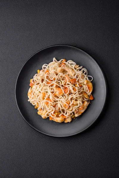 Νόστιμα Noodles Κοτόπουλο Και Λαχανικά Udon Μαύρο Κεραμικό Πιάτο Σκούρο — Φωτογραφία Αρχείου