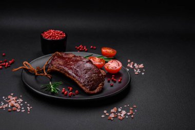 Lezzetli ördek fileto ya da göğüs ızgara ya da baharat ve tuz ile tütsülenmiş koyu beton arka planda