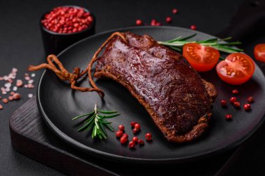 Lezzetli ördek fileto ya da göğüs ızgara ya da baharat ve tuz ile tütsülenmiş koyu beton arka planda