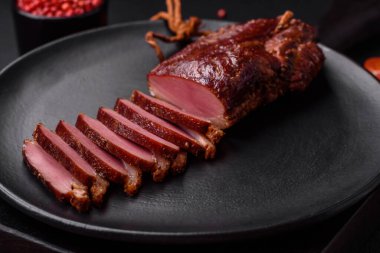 Lezzetli ördek fileto ya da göğüs ızgara ya da baharat ve tuz ile tütsülenmiş koyu beton arka planda