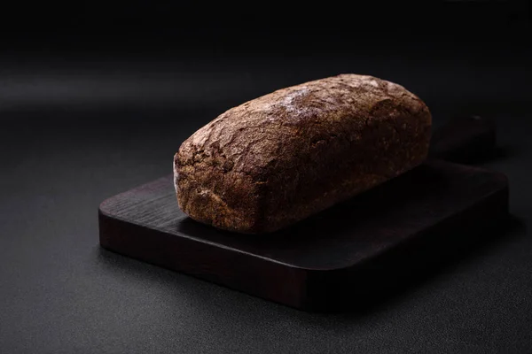 Φρέσκο Τραγανό Ψωμί Κόκκους Και Σπόρους Σκούρο Μπετόν Φόντο — Φωτογραφία Αρχείου