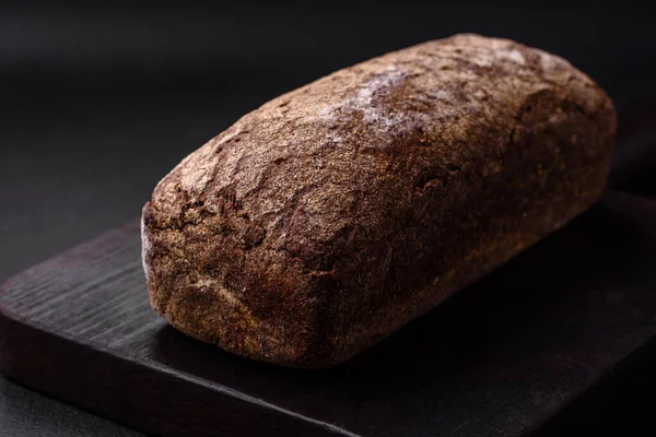 Φρέσκο Τραγανό Ψωμί Κόκκους Και Σπόρους Σκούρο Μπετόν Φόντο — Φωτογραφία Αρχείου