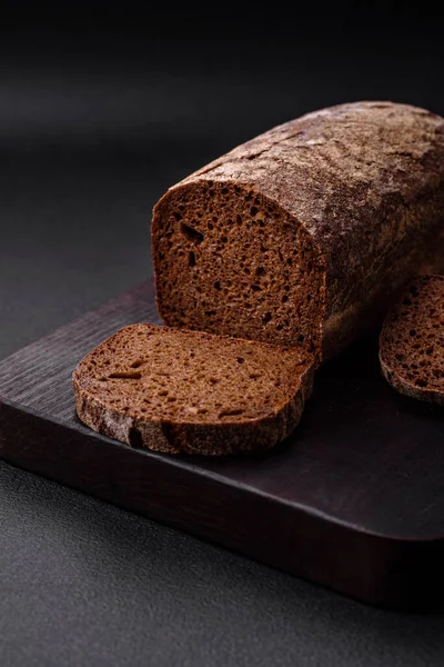 Laib Frisches Knuspriges Braunes Brot Mit Körnern Und Samen Auf — Stockfoto