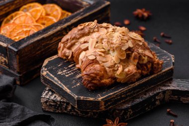 Badem parçalı taze kruvasan ve koyu beton kaplama çikolata.