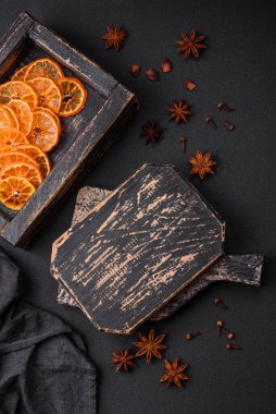 Eski ahşap bir kutudan oluşan güzel bir Noel süsü. Koyu beton arka planda kurutulmuş narenciye meyveleri.