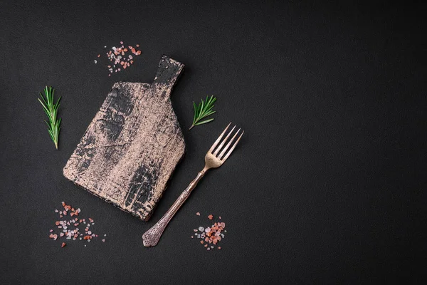 Tagliere Legno Vuoto Sfondo Cemento Scuro Preparare Tavolo Cucina Cucinare — Foto Stock