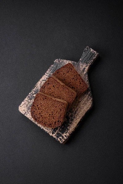 Laib Frisches Knuspriges Braunes Brot Mit Körnern Und Samen Auf — Stockfoto