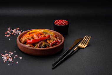 Sebze karışımı mısır, havuç, biber, brokoli, teriyaki soslu soğan koyu beton arka planda seramik bir tabakta