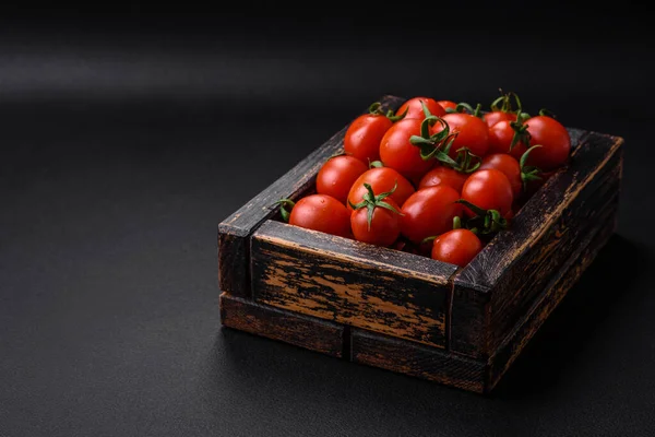Tomates Cereja Vermelho Fresco Uma Caixa Vintage Madeira Fundo Concreto — Fotografia de Stock