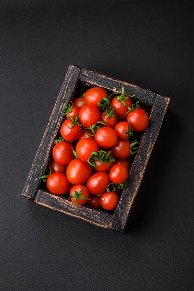 Tomates Cerises Rouges Fraîches Dans Une Boîte Vintage Bois Sur — Photo