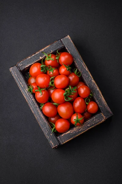 Tomates Cereja Vermelho Fresco Uma Caixa Vintage Madeira Fundo Concreto — Fotografia de Stock