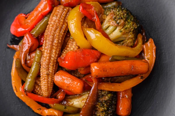 Mischung Aus Gemüse Mais Karotten Paprika Brokkoli Zwiebeln Teriyaki Sauce — Stockfoto