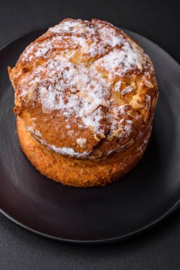 Taze meyveli lezzetli noel pastası ve koyu beton arka planda üzümlü panettone.