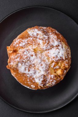 Taze meyveli lezzetli noel pastası ve koyu beton arka planda üzümlü panettone.