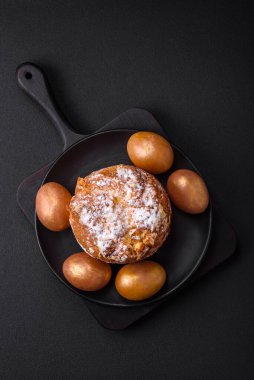 Lezzetli taze Paskalya pastası. Koyu beton arka planda meyveler ve kuru üzümler var.