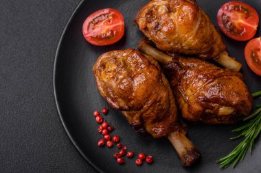 Lezzetli ızgara tavuk bacağı. Baharatlı ve otlu teriyaki soslu. Koyu beton arka planda.