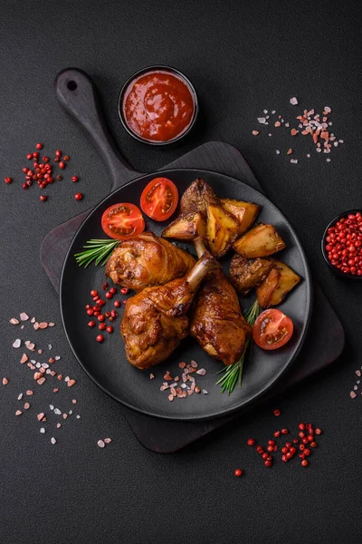Lezzetli ızgara tavuk bacağı. Baharatlı ve otlu teriyaki soslu. Koyu beton arka planda.