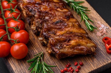 Sos, baharat ve çimento kaplı nefis ızgara domuz pirzolası.