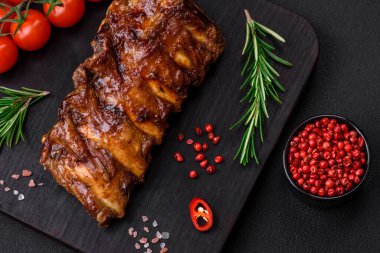 Sos, baharat ve çimento kaplı nefis ızgara domuz pirzolası.