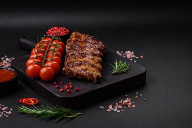 Sos, baharat ve çimento kaplı nefis ızgara domuz pirzolası.