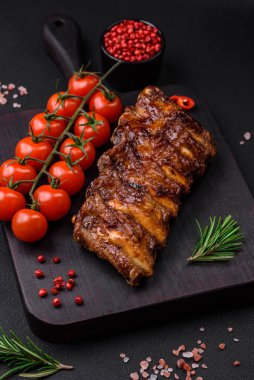 Sos, baharat ve çimento kaplı nefis ızgara domuz pirzolası.