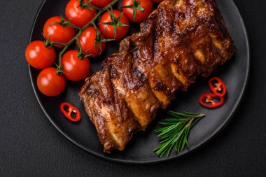 Sos, baharat ve çimento kaplı nefis ızgara domuz pirzolası.