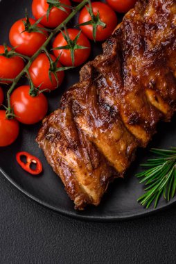 Sos, baharat ve çimento kaplı nefis ızgara domuz pirzolası.