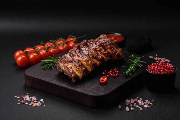 Delicious Grilled Pork Ribs Sauce Spices Herbs Dark Concrete Background — Stock Photo, Image