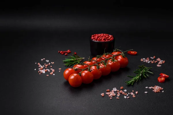 Tomates Cereja Frescos Deliciosos Galho Contexto Concreto Escuro Cozinha Vegetariana — Fotografia de Stock