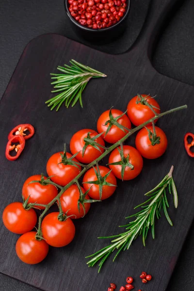 Tomates Cereja Frescos Deliciosos Galho Contexto Concreto Escuro Cozinha Vegetariana — Fotografia de Stock