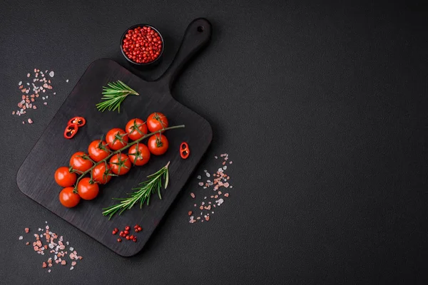 Deliciosos Tomates Cherry Frescos Una Ramita Sobre Fondo Hormigón Oscuro —  Fotos de Stock