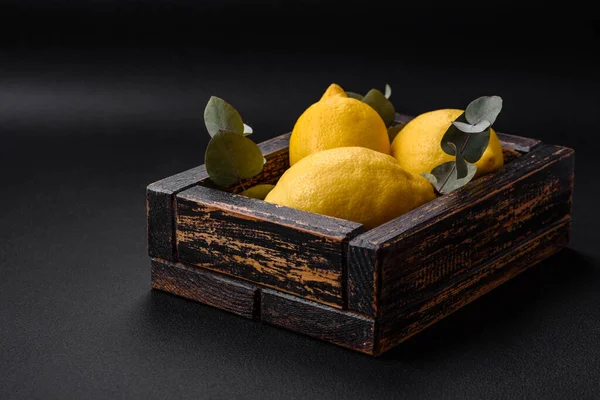 Köstliche Frische Gelbe Zitrusfrüchte Oder Zitronen Einer Holzkiste Auf Dunklem — Stockfoto