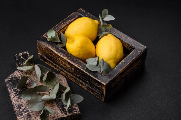 Вкусные Свежие Желтые Цитрусовые Лимон Деревянной Коробке Темном Бетонном Фоне — стоковое фото
