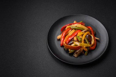 Lezzetli sebzeler biber buğulama, kuşkonmaz fasulye ve soya sosu dilimlenmiş patates koyu beton arka planda.