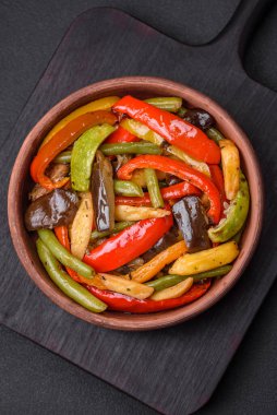 Lezzetli sebzeler biber buğulama, kuşkonmaz fasulye ve soya sosu dilimlenmiş patates koyu beton arka planda.