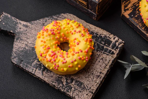 Köstliche Frische Donuts Gelber Glasur Mit Zitronengeschmack Füllung Auf Strukturiertem — Stockfoto