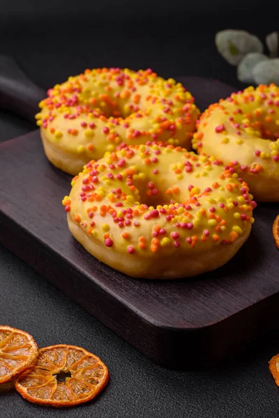 Köstliche Frische Donuts Gelber Glasur Mit Zitronengeschmack Füllung Auf Strukturiertem — Stockfoto