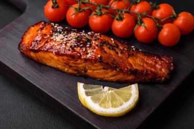 Sos, susam tohumu, baharat ve çimento kaplı lezzetli ızgara somon balığı.