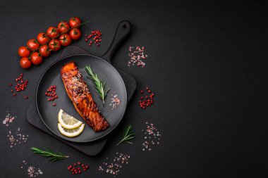 Sos, susam tohumu, baharat ve çimento kaplı lezzetli ızgara somon balığı.