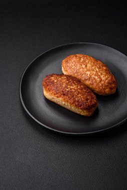 Lezzetli kızarmış pirzola ya da esmer arka planda baharatlı ve otlu kıymalı balıklardan köfte.