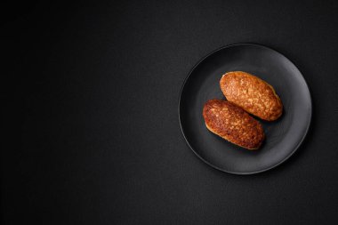 Lezzetli kızarmış pirzola ya da esmer arka planda baharatlı ve otlu kıymalı balıklardan köfte.