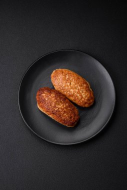 Lezzetli kızarmış pirzola ya da esmer arka planda baharatlı ve otlu kıymalı balıklardan köfte.