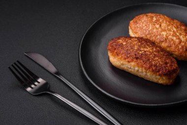 Lezzetli kızarmış pirzola ya da esmer arka planda baharatlı ve otlu kıymalı balıklardan köfte.