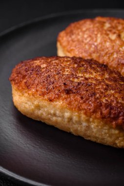 Lezzetli kızarmış pirzola ya da esmer arka planda baharatlı ve otlu kıymalı balıklardan köfte.