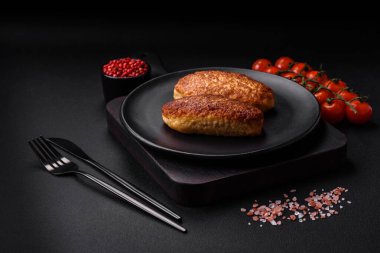 Lezzetli kızarmış pirzola ya da esmer arka planda baharatlı ve otlu kıymalı balıklardan köfte.