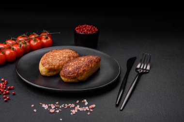 Lezzetli kızarmış pirzola ya da esmer arka planda baharatlı ve otlu kıymalı balıklardan köfte.