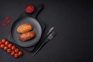 Lezzetli kızarmış pirzola ya da esmer arka planda baharatlı ve otlu kıymalı balıklardan köfte.