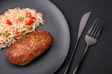 Lezzetli kızarmış pirzola ya da pirinçli, sebzeli, baharatlı ve çimento kaplı et köfteleri.